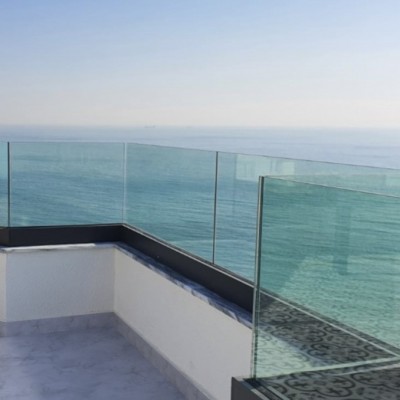 Cтеклянные  балюстрады  -  системы  поручней  со  стеклопакетом